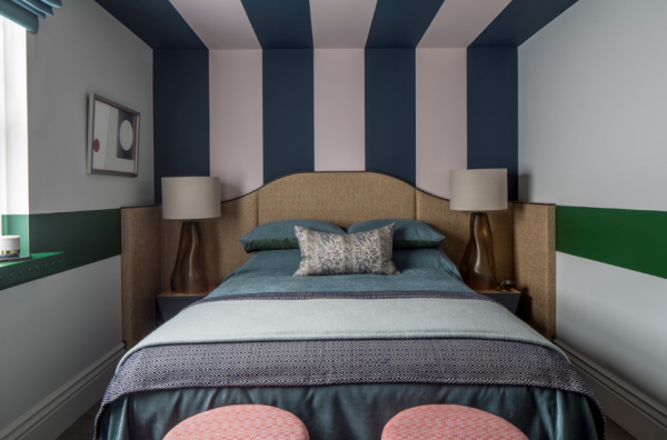 Pola dinding dengan garis-garis vertikal atau horizontal yang menarik